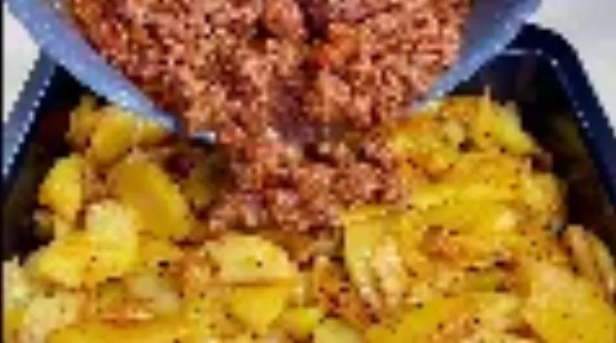 Tepsis burgonya zamatos fűszeres darálthússal, tetején mozzarella sajttal pirítva kiadós, tartalmas ebéd vagy vacsora